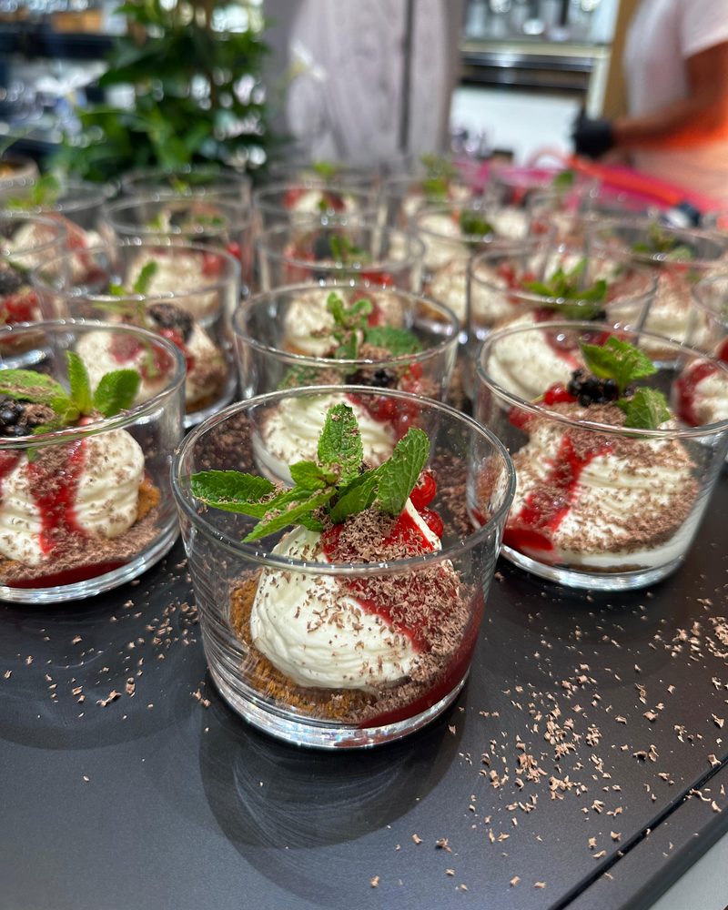 Cheesecake im Glas mit Beeren und Minze