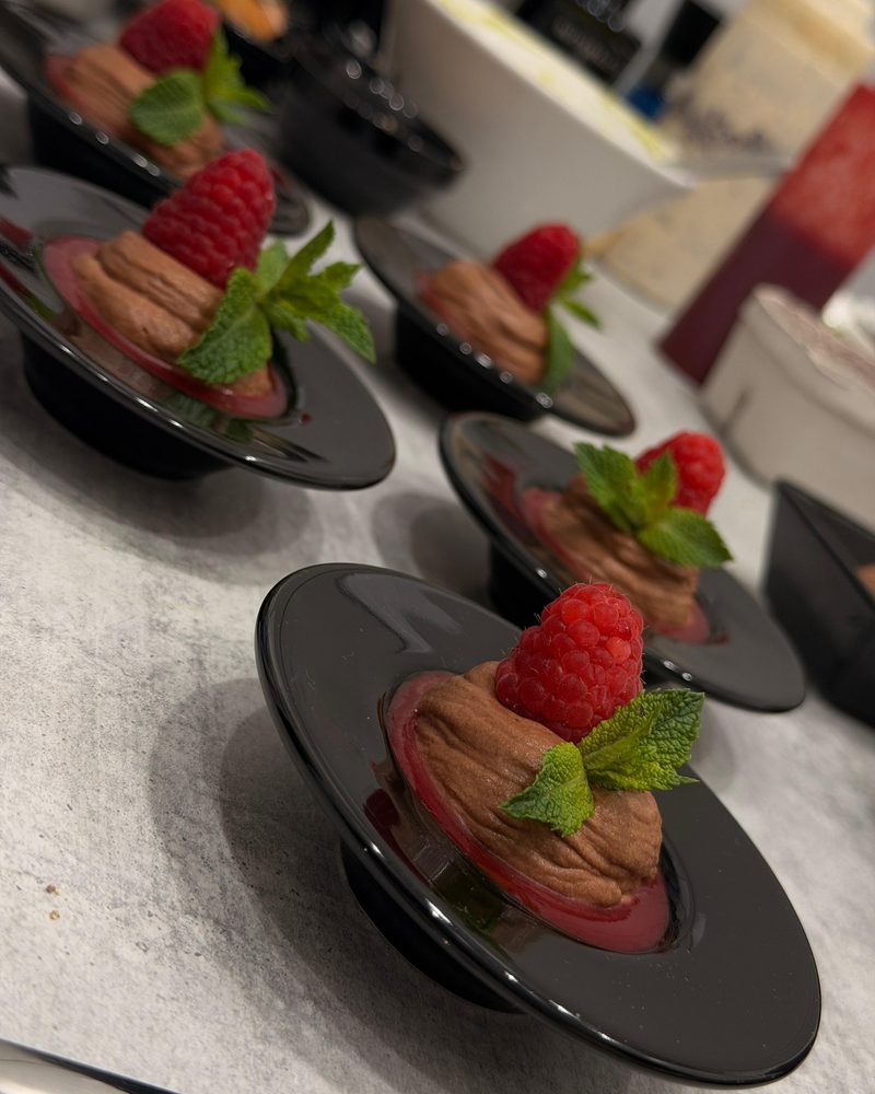 Mousse au Chocolat mit Himbeere und Minze