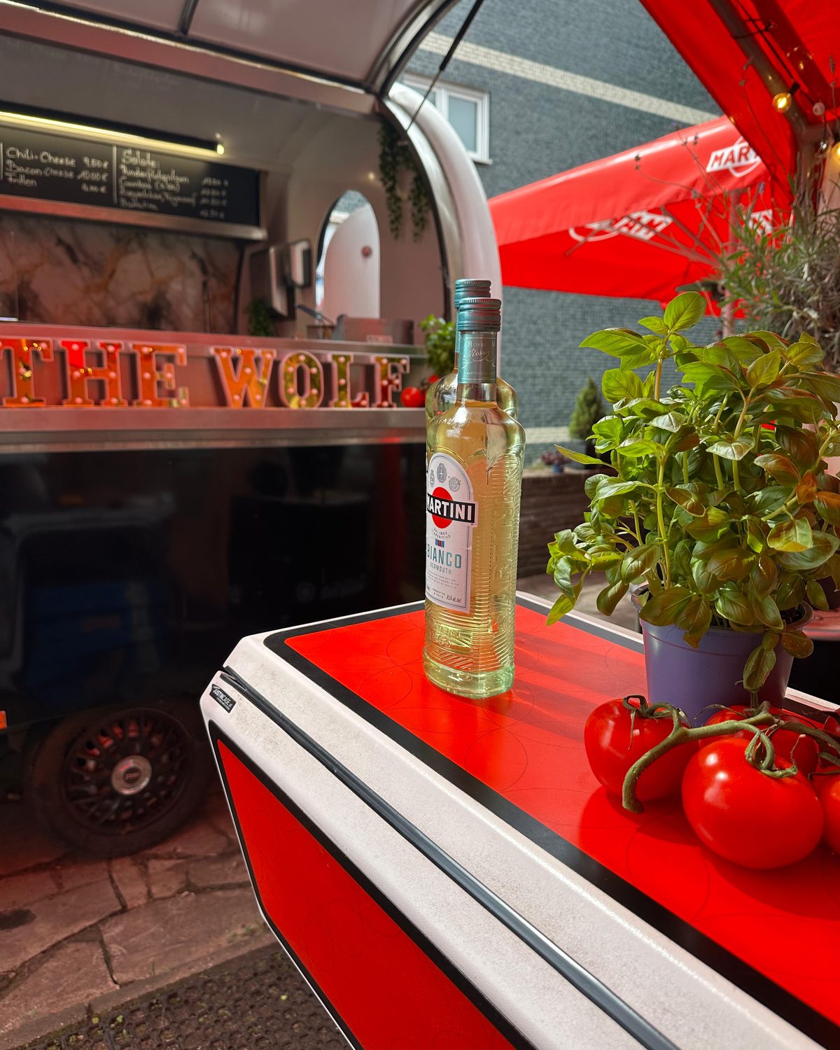 Foodtruck von The Wolf of Streetfood mit Leuchtbuchstaben
